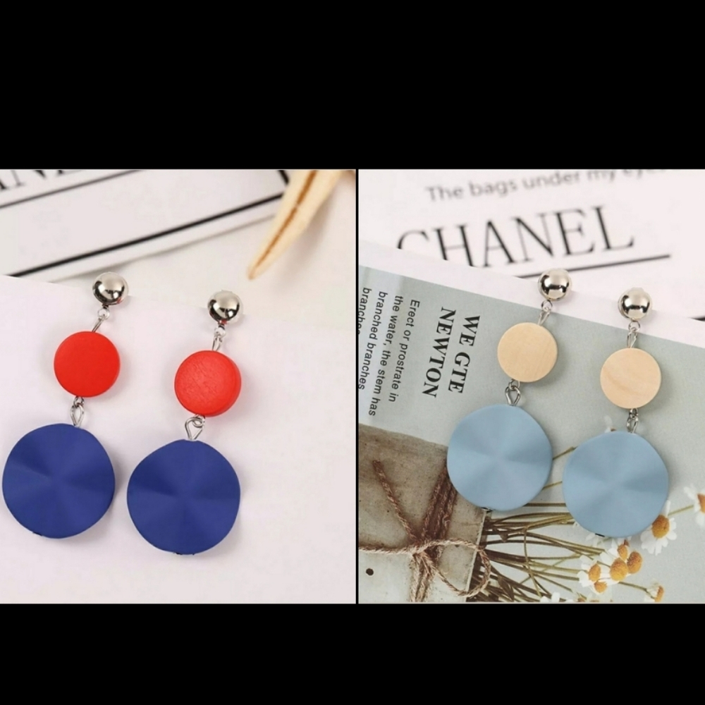 2 pairs if earrings